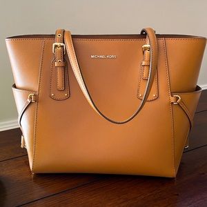 Gorgeous Michael Kors purse! EUC color brown